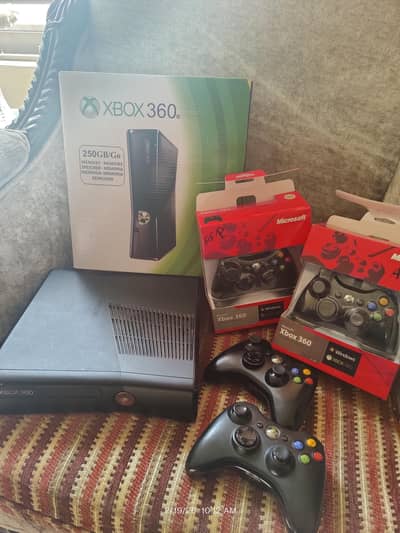 Xbox 360S jailbreak | BRAND NEW condition | complete box | 4 cont