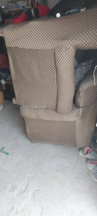 3 sofa Hain Use mein