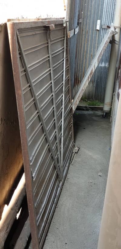 House entry gate in good condition available