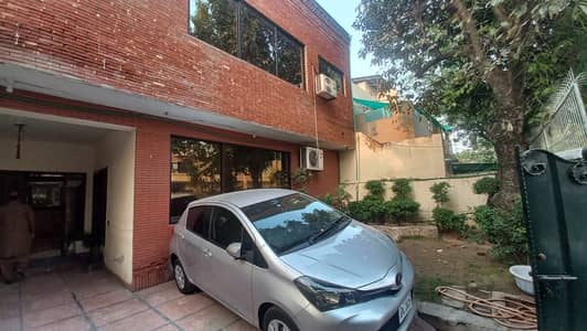 10 Marla Most Luxurious Corner House VIP Locations