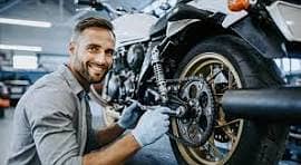 Motorycle Mechnic Chahiya jo suzuki saray model, honda 150, aur yamaha