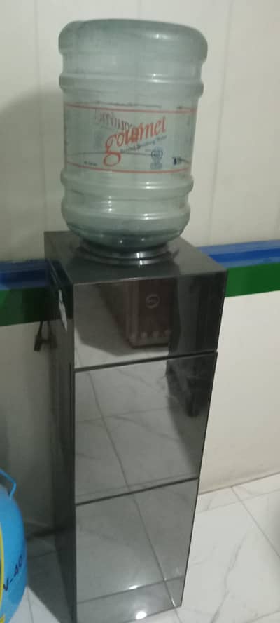 pell water dispancer with small frezaar