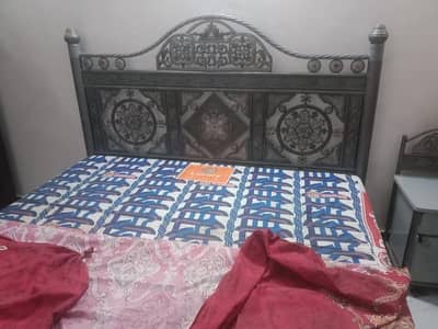 Bed set 1 side table dressing with matres