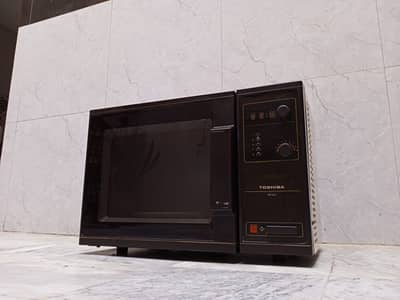 Vintage Classic 1980's Toshiba Model ER-672 Microwave oven Made in Ja