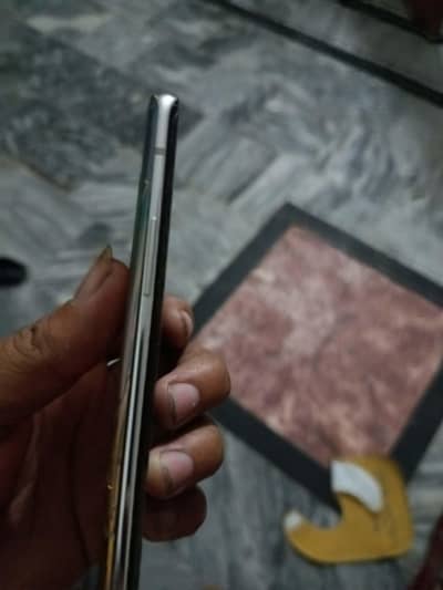 OnePlus 8 pta approved single siim screen ma AIK chota dote ha