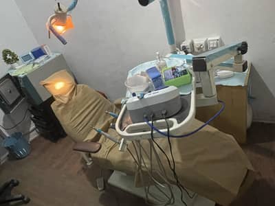 Dental unit with compressor and scaler