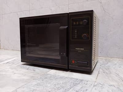 Vintage Classic 1980's Toshiba Model ER-672 Microwave oven