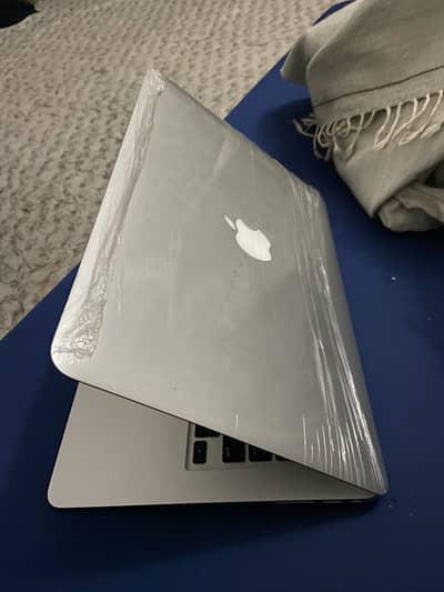 Apple core i5 2015 8 gb ram 256 gb ssd 10 by 10 condition