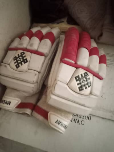 cricket gloves ha jore ha arjnat sall krna ha yahe chez ha jo pick ma