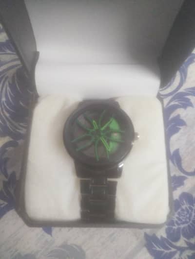 Men's watch with rotating rim