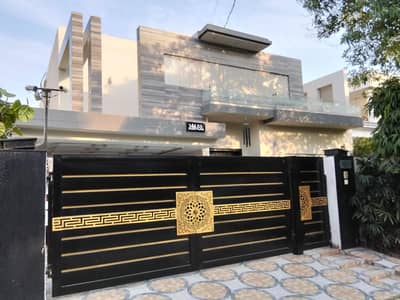 One Kanal Used Modern Design Bungalow For Sale At Prime Location Of DHA Lahore Near To Park Masjid & Commercial Market
