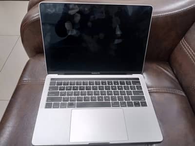 MacBook Pro (13-inch, 2017, Four Thunderbolt 3 Ports)