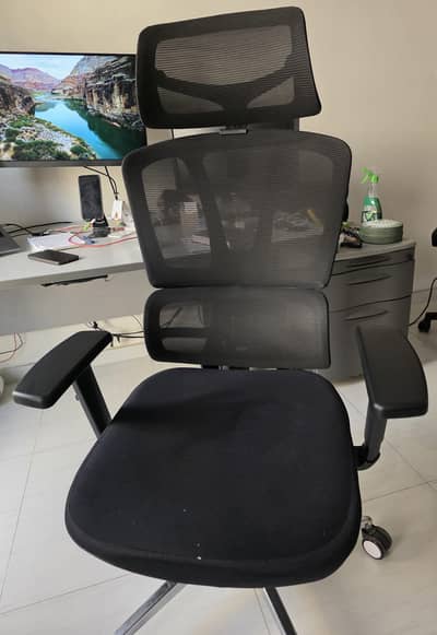 computer chair 10/10 less used. back height arms adjuster metal feet