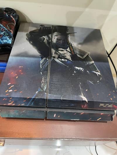 Playstation 4 500gb (Non jailbreak) with 4 controllers and 6 Games