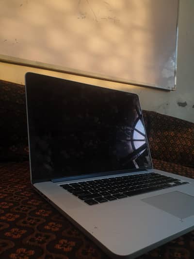 macbook 2015 16GB RAM 512GB SSD 15 inch screen size