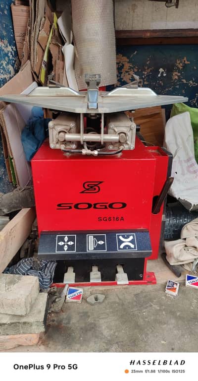 Tyre changer machine