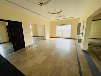 1 KANAL BEAUTIFUL UPPER PORTION AVAILABLE FOR RENT IN IEP TOWN