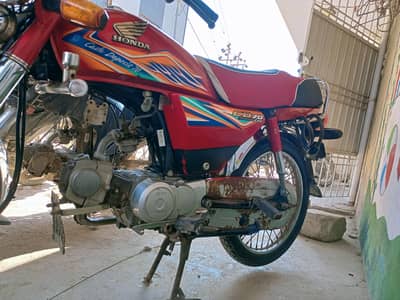 cd 70 2020 model in red color with white mudgaurds