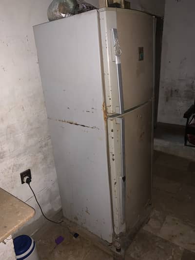 Dawlance fridge medium size