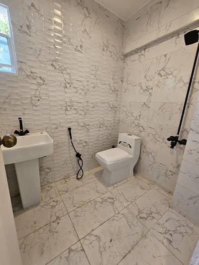 240yd 3 bed dd Ground Gulshan 13d1 West marbell 2 attached 1 common 70k only *Code(15954)*