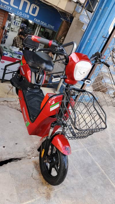 YJ FUTURE ELECTRIC SCOOTY LOOKS LIKE NEW ZERO METER