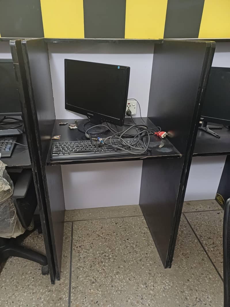 Workstation cubicles / tables 3