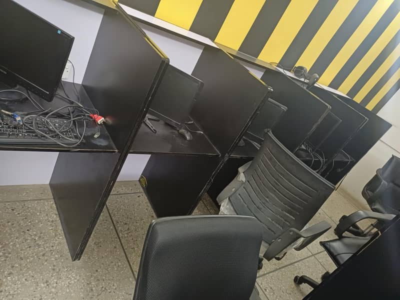 Workstation cubicles / tables 5