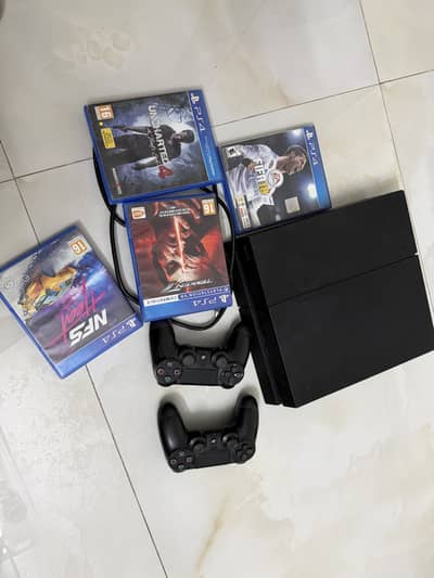 Ps4 500Gb  Playstation 4 With 2 controllers and 4Games