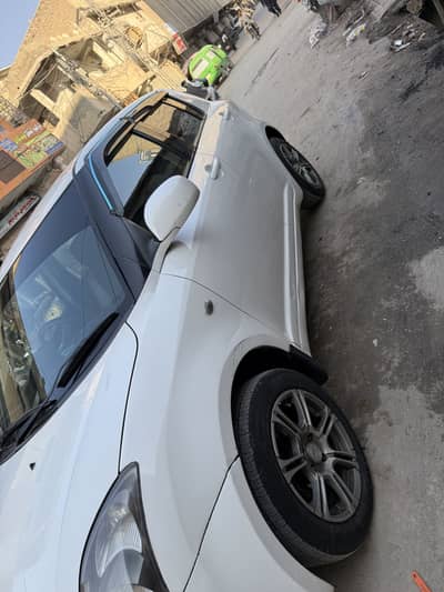 Swift 2011 model white colour 1/2pc minor touchup