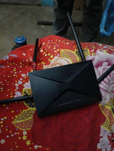 Dlink router iska aik side sa upr wala jo intena hai damage hai bakiok