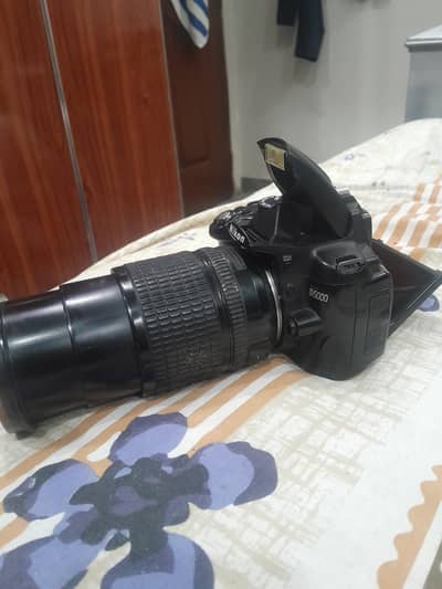 nikon d5000 with 18/135 lense auto plus manual and all asserieas