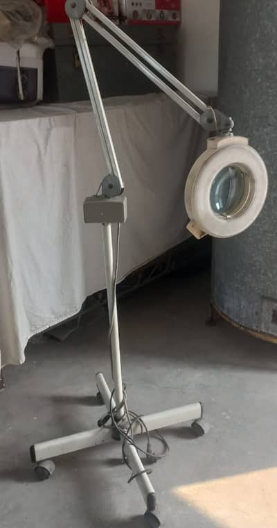 Professional LED Beauty Magnifying Glass with Stand – Crystal Clear Vi