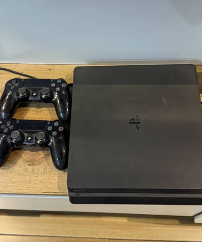 Playstation 4 Slim 500 gb with three games