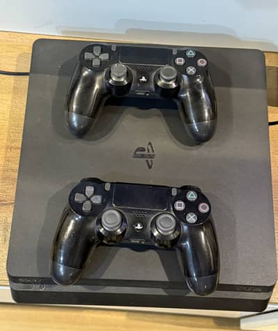 Playstation 4 Slim 500 gb with three games