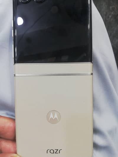 Motorola Razr 50   256gb neat condition pta