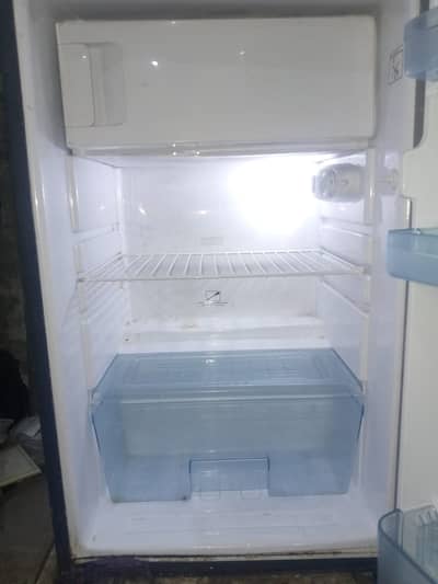 I WANT TO SALE MY REFRIGERATOR 10/09