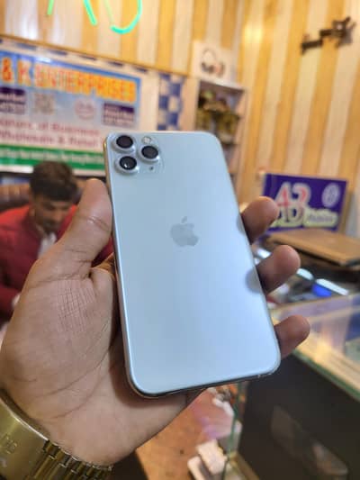 i phon 11 pro factory unlock 64gb 100 bTry