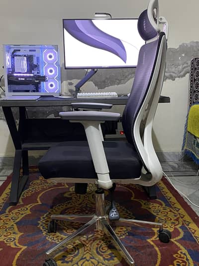 White coloured office / gaming char, barely used