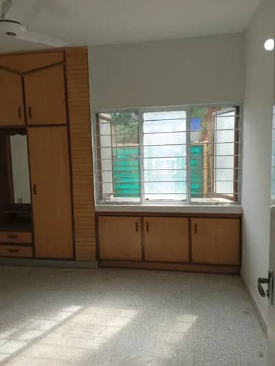 G11Flat for rent 3thed floor ideal loction