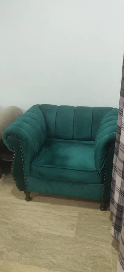 1 seat sofa almost new ,hardly used