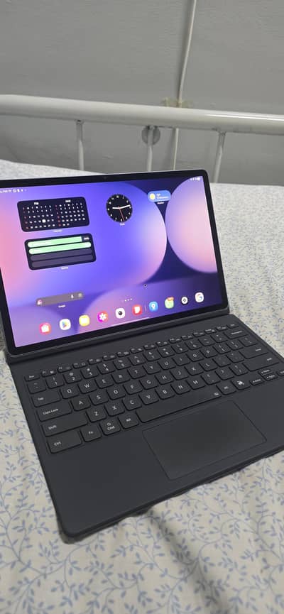SAMSUNG TAB S10PLUS WITH KEYBAORD and  ANTIREFLECTUVE SCREEN