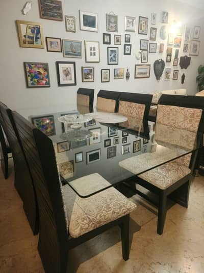Selling dining table in i-8