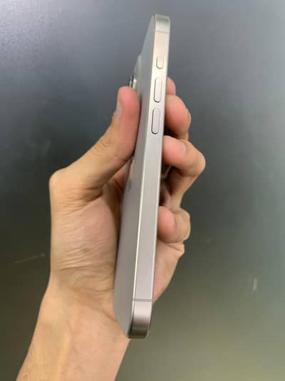 iPhone 15 pro natural titanium