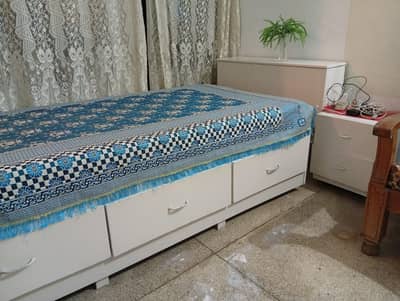 دو سنگل بیڈ ساتھ دو میٹرس