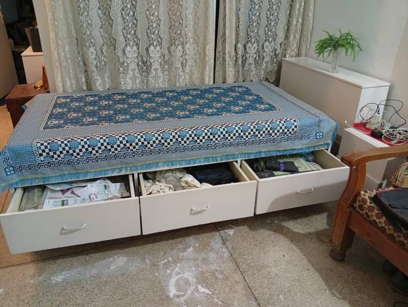 دو سنگل بیڈ ساتھ دو میٹرس 3