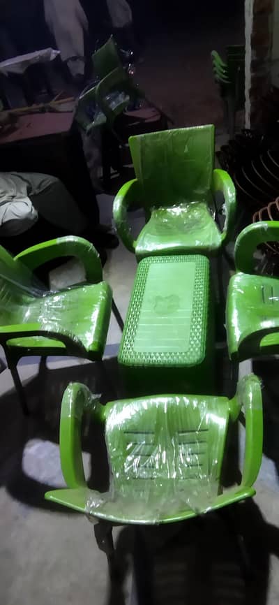 Set of 4 Rattan Plastic chair and 1 table