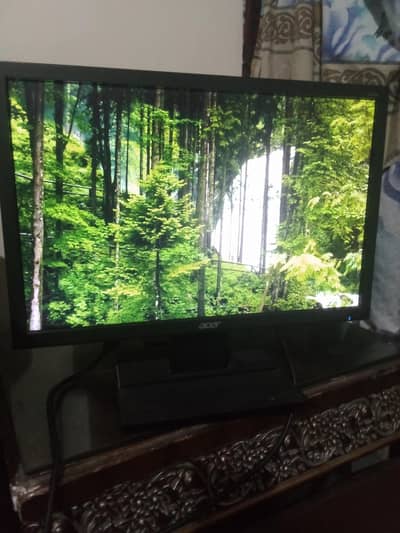 Acer 19 inches Led with Vga and power cable for sale
