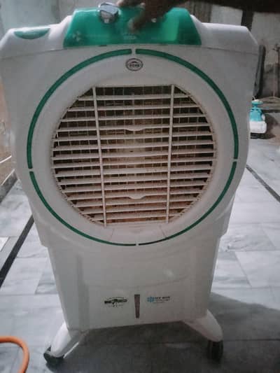 Boss slightly used inverter technology 105 litre water capacity Cooler