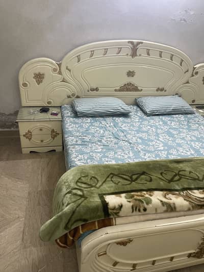 Like New Master Size Bed With Side Table, Dressing, 2 Chairs And Table