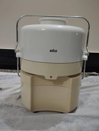 Fruit juice extractor machine